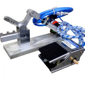 Position the inner wire on the plastic wire claw holder 내부 와이어를 플라스틱 와이어 클로 홀더에 배치합니다.