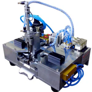 Position the inner wire on the plastic wire claw holder 내부 와이어를 플라스틱 와이어 클로 홀더에 배치합니다.